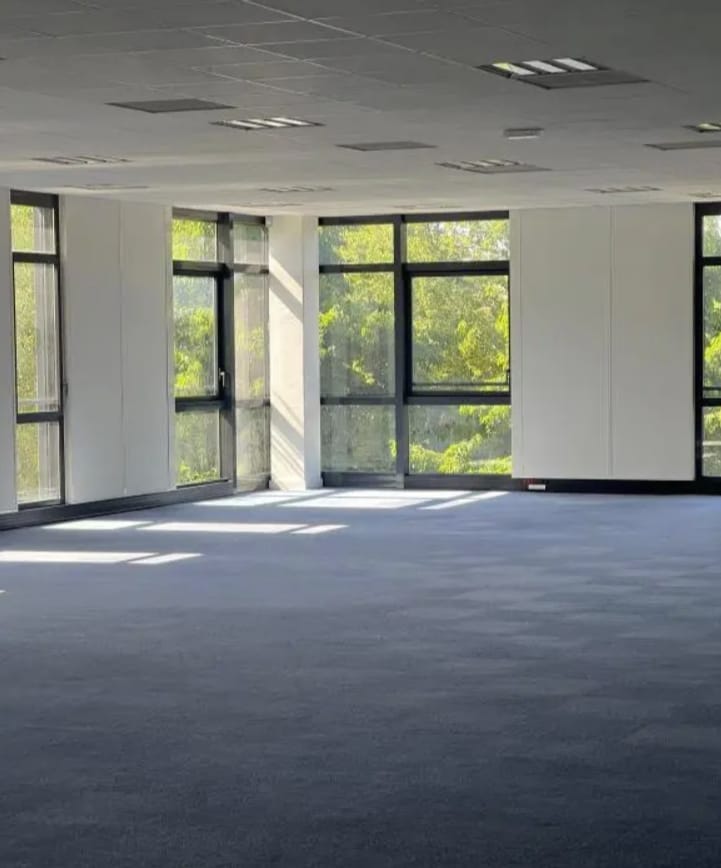 Office in Élancourt for lease Interior Photo- Image 1 of 3