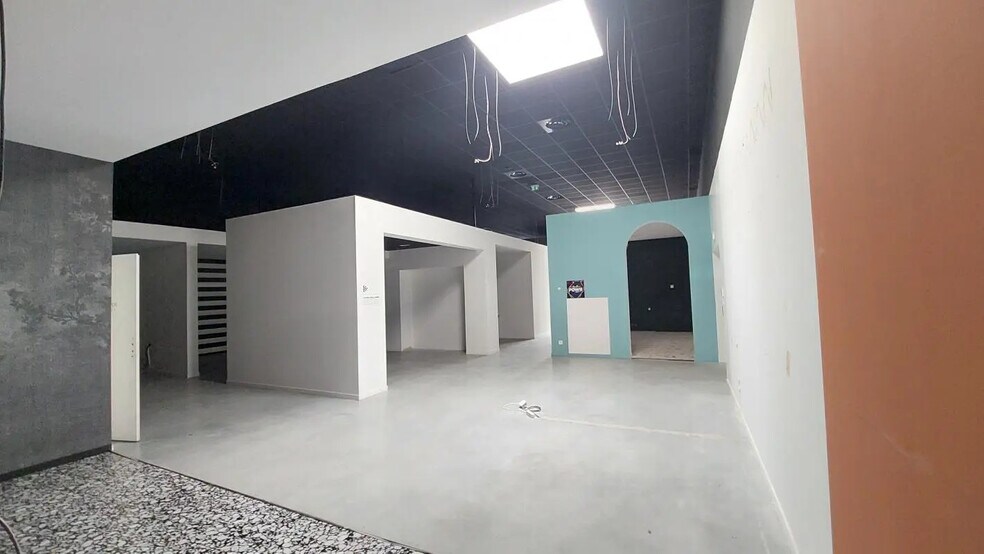 Retail in Chasseneuil-du-Poitou for lease - Interior Photo - Image 3 of 5