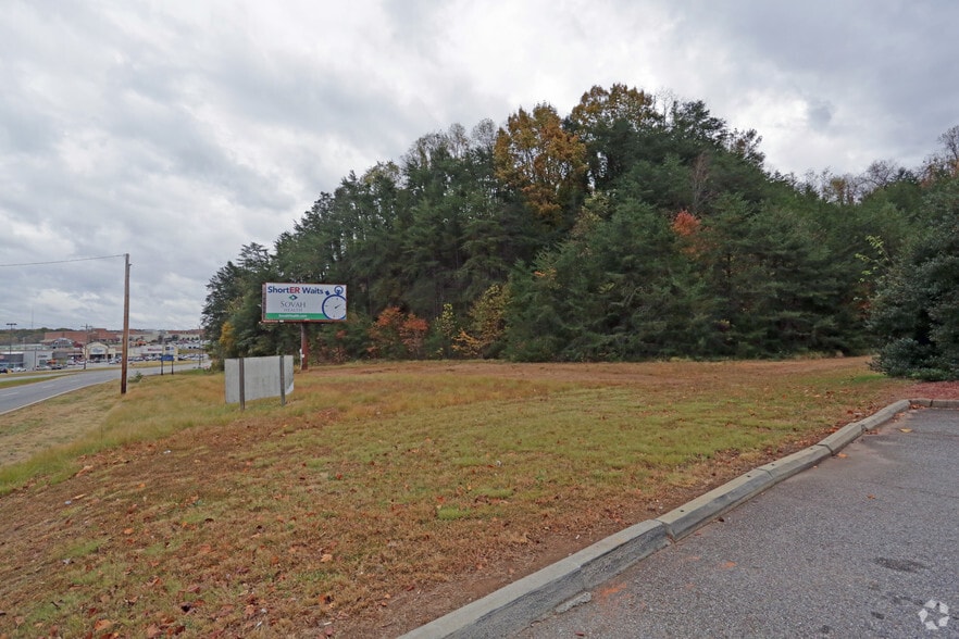 247 W Commonwealth Blvd, Martinsville, VA for sale - Building Photo - Image 3 of 3