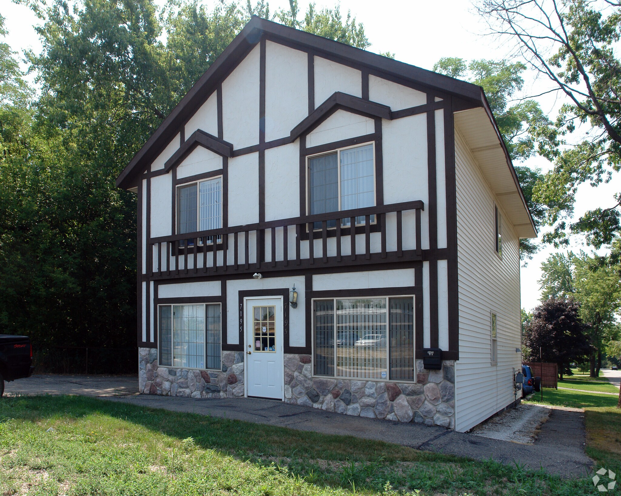 7195 Cooley Lake Rd, West Bloomfield, MI for sale Primary Photo- Image 1 of 1