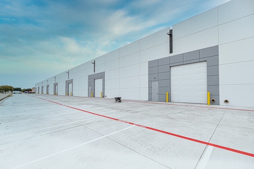 8480 Esters Blvd, Irving, TX for lease - Building Photo - Image 3 of 8