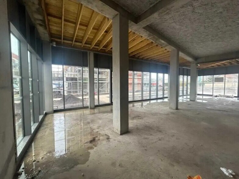 Retail in Bruges for lease - Building Photo - Image 2 of 3