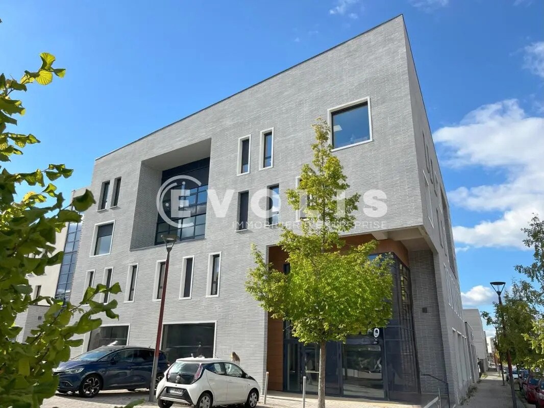 Retail in Amiens for lease Building Photo- Image 1 of 8