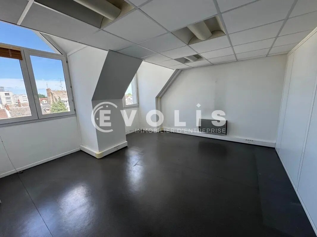 Office in Amiens for lease Interior Photo- Image 1 of 4