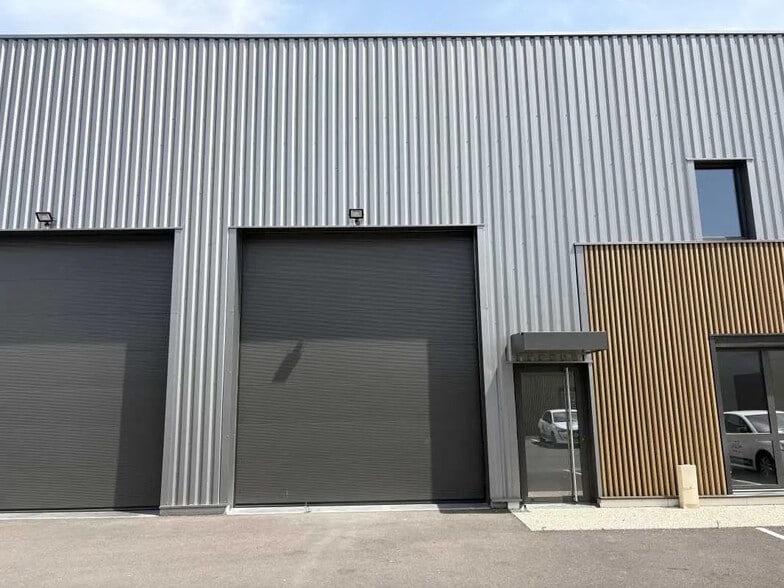 Office in Chassieu for lease - Building Photo - Image 1 of 6