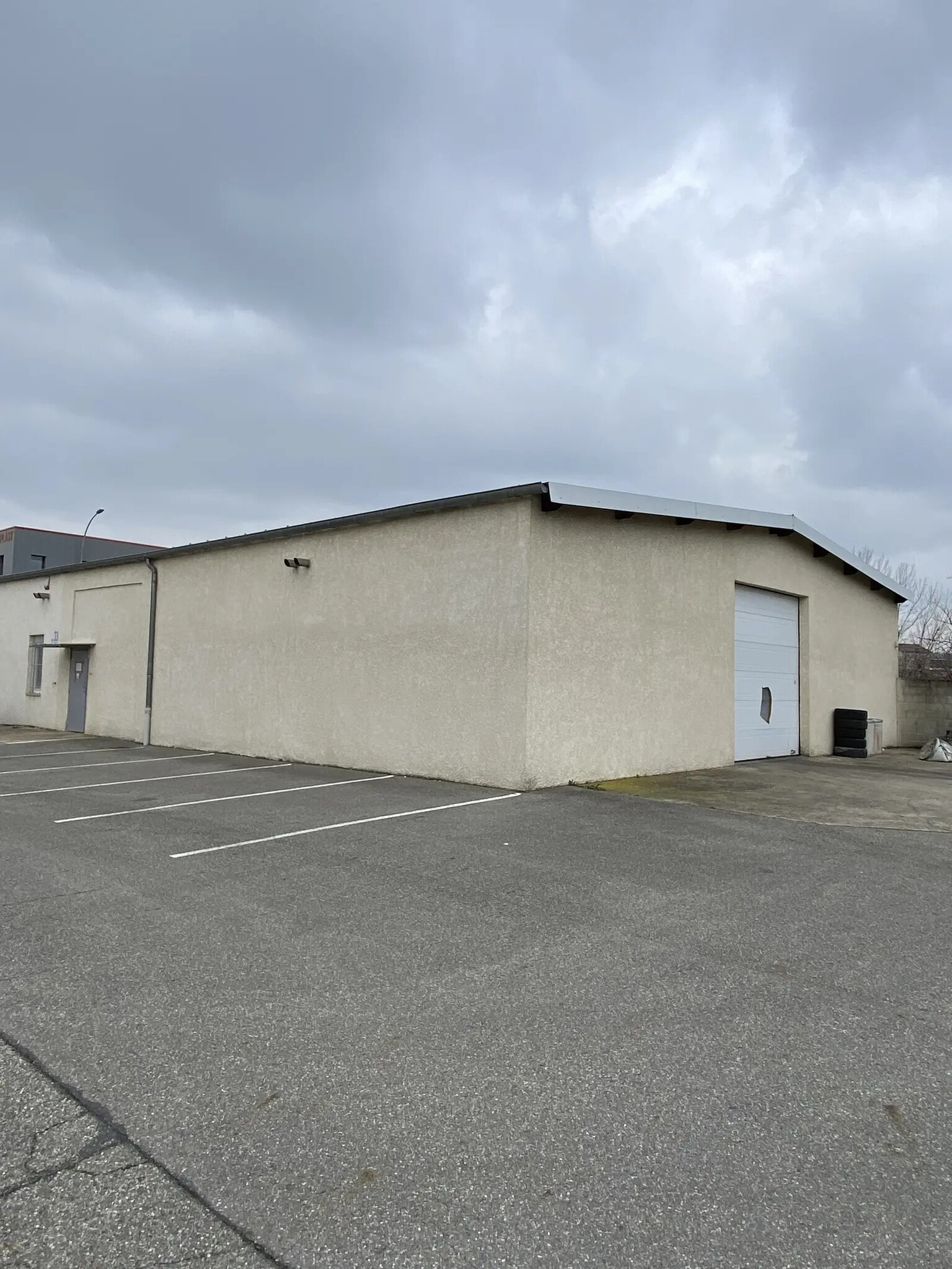 Flex in Grigny for lease Building Photo- Image 1 of 8