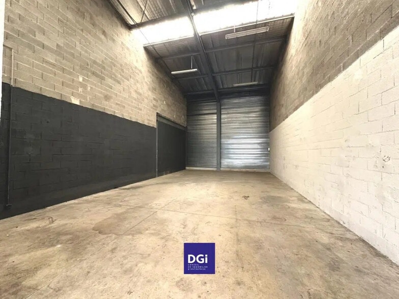 Flex in Nîmes for lease - Interior Photo - Image 2 of 6