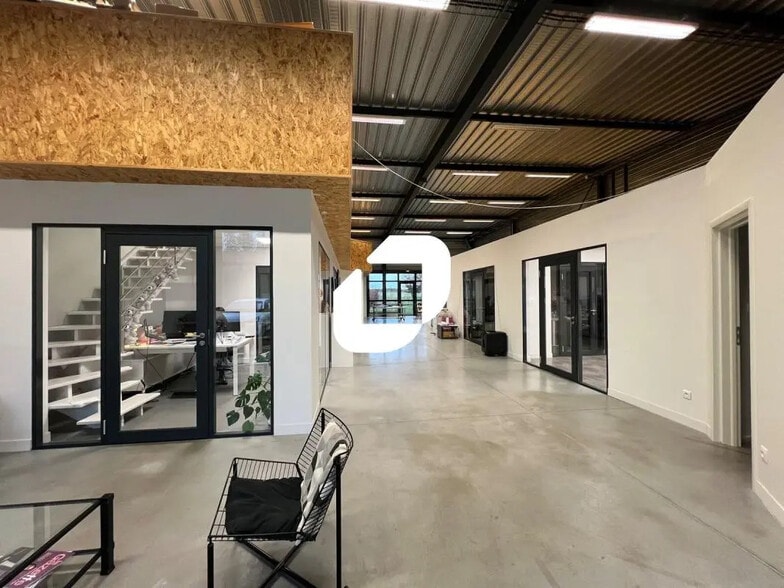 Flex in Ennevelin for lease - Interior Photo - Image 2 of 4