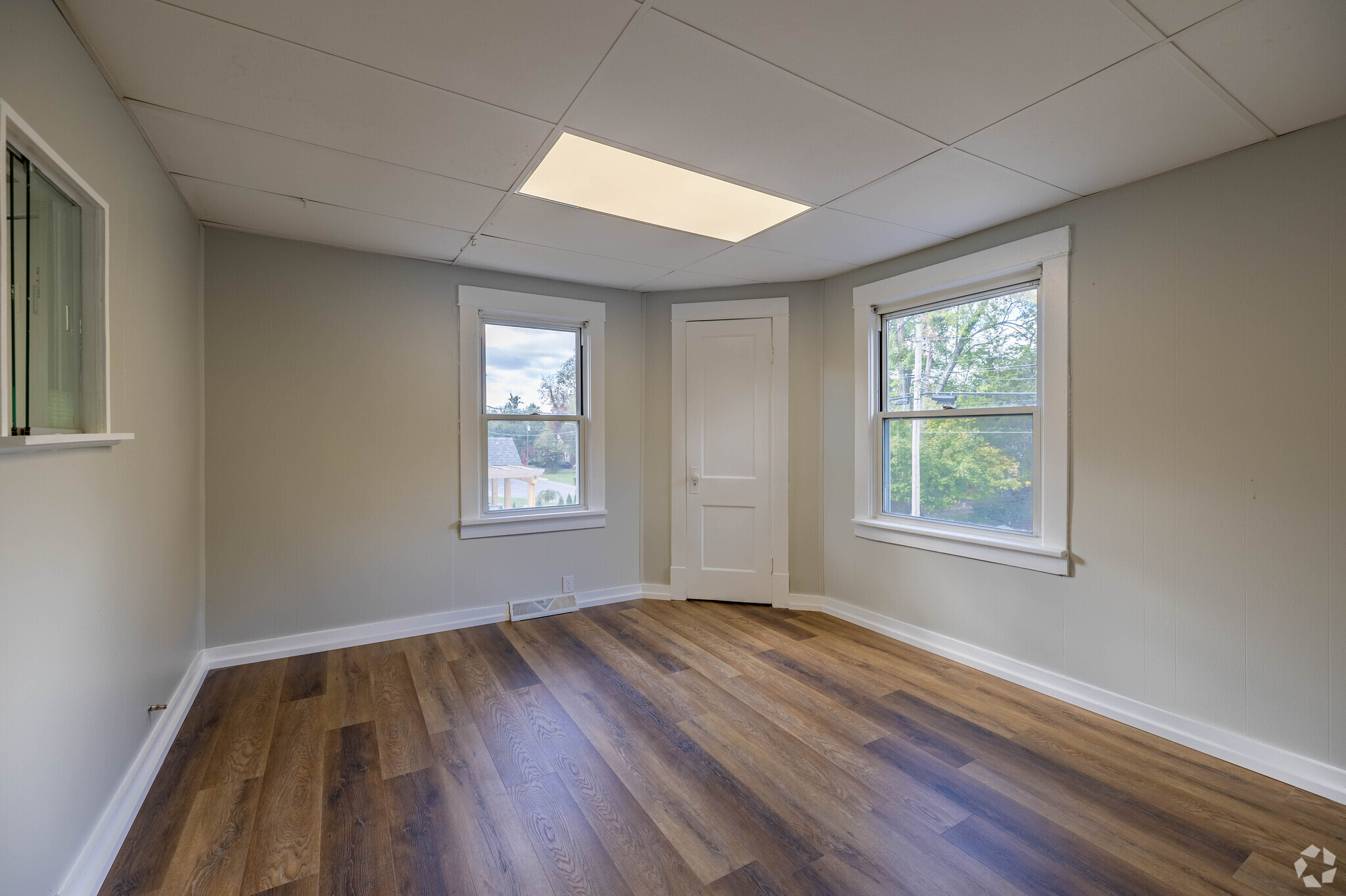 5548 Stewart Ave, Cincinnati, OH for lease Interior Photo- Image 1 of 7