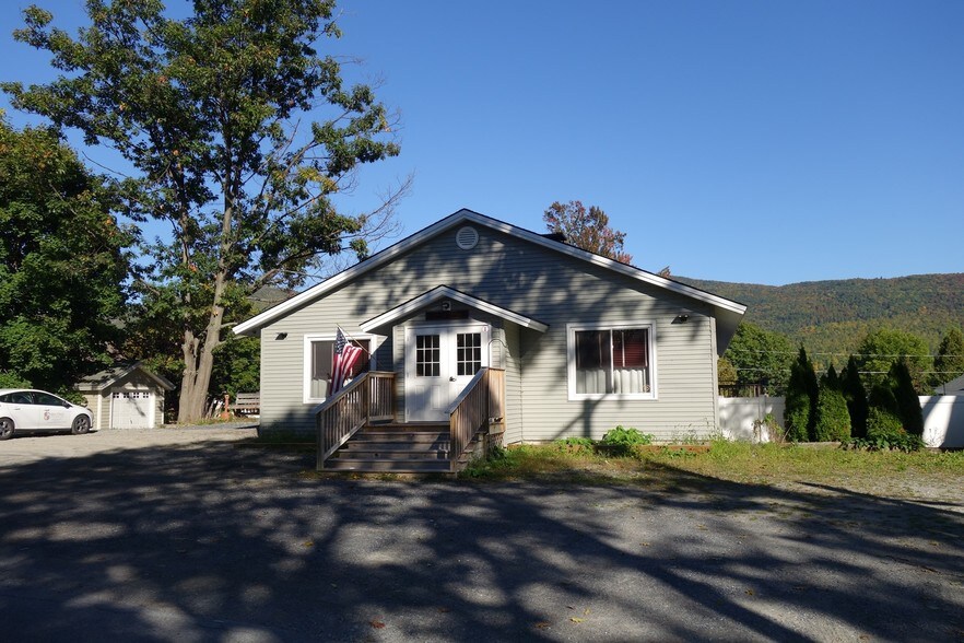 333 Cleverdale Rd, Queensbury, NY for sale - Primary Photo - Image 1 of 1