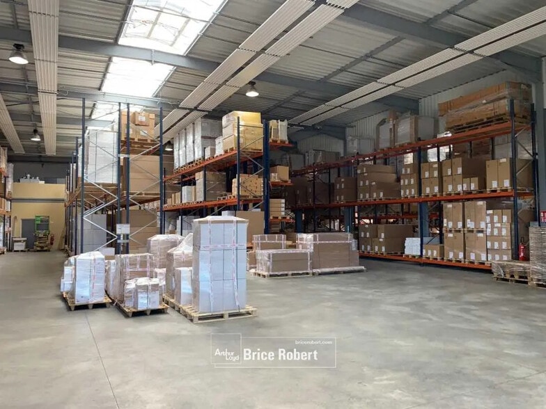 Office in Pommiers for lease - Building Photo - Image 3 of 23