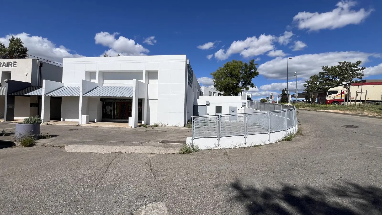 Retail in VITROLLES for sale Building Photo- Image 1 of 7