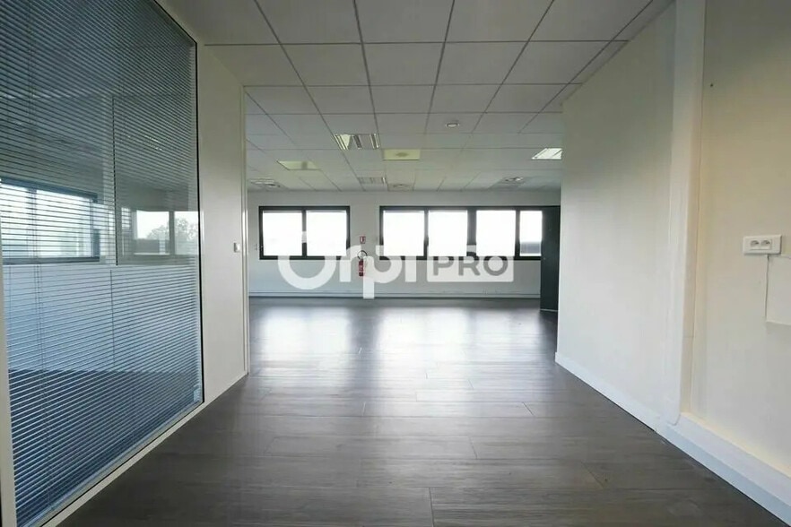 Office in Saint-Priest for lease - Interior Photo - Image 1 of 7