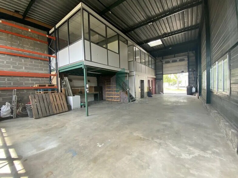 Flex in Le Plessis-Bouchard for lease - Building Photo - Image 1 of 9