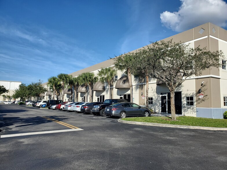 12062-12090 Miramar Pky, Miramar, FL for lease - Building Photo - Image 3 of 4