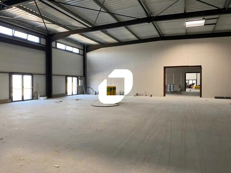 Flex in Magny-en-Vexin for lease - Interior Photo - Image 2 of 6