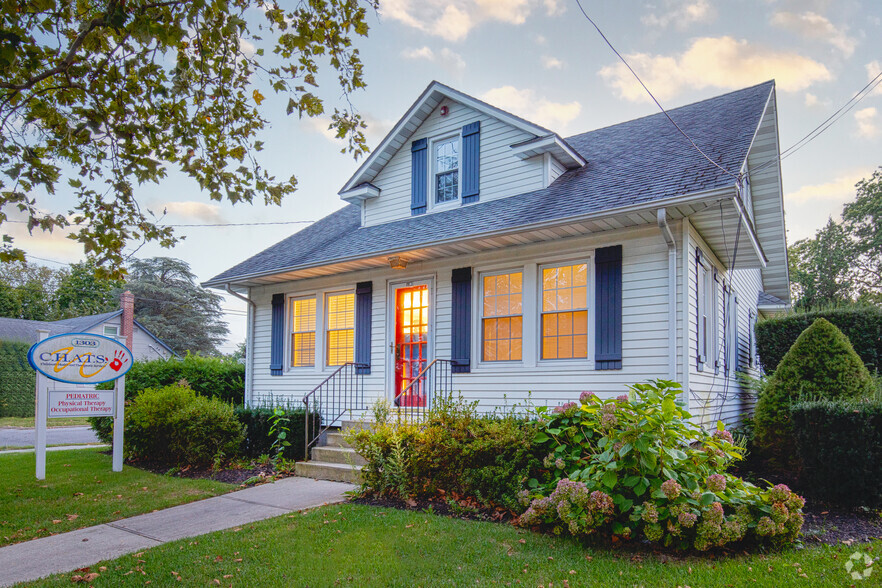 1303 Roanoke Ave, Riverhead, NY for sale - Building Photo - Image 1 of 1