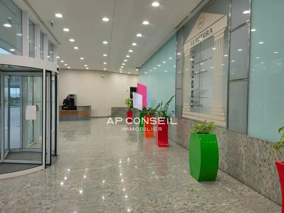 Office in Montigny-le-Bretonneux for lease Lobby- Image 1 of 4