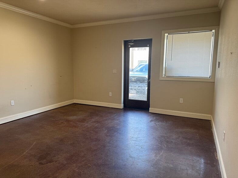 5552 Raymond Stotzer Pky, College Station, TX for lease - Building Photo - Image 3 of 14