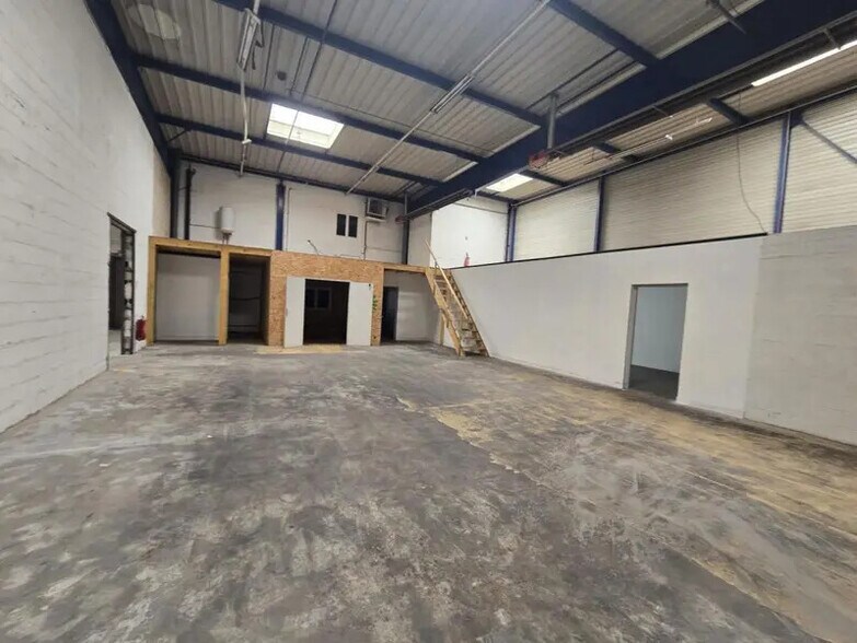 Flex in Chelles for lease - Interior Photo - Image 3 of 9