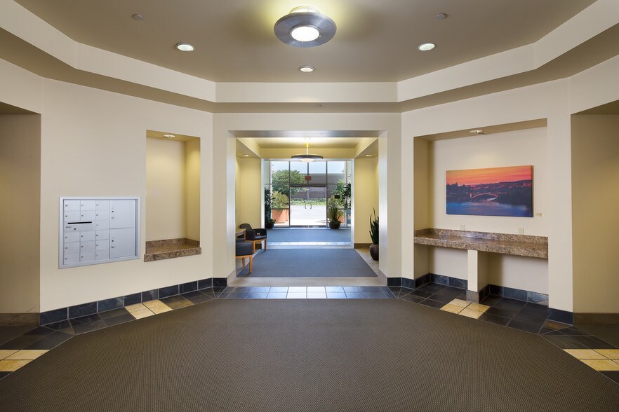 400 Plaza Dr, Folsom, CA for lease - Lobby - Image 2 of 22