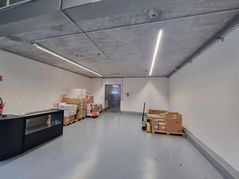 Flex in Vertou for lease - Interior Photo - Image 3 of 5