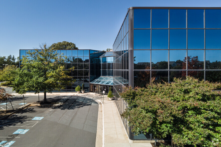 5400 Shawnee Rd, Alexandria, VA for lease - Building Photo - Image 1 of 13