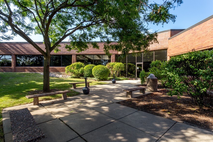 2101 S Arlington Heights Rd, Arlington Heights, IL for sale - Building Photo - Image 1 of 1