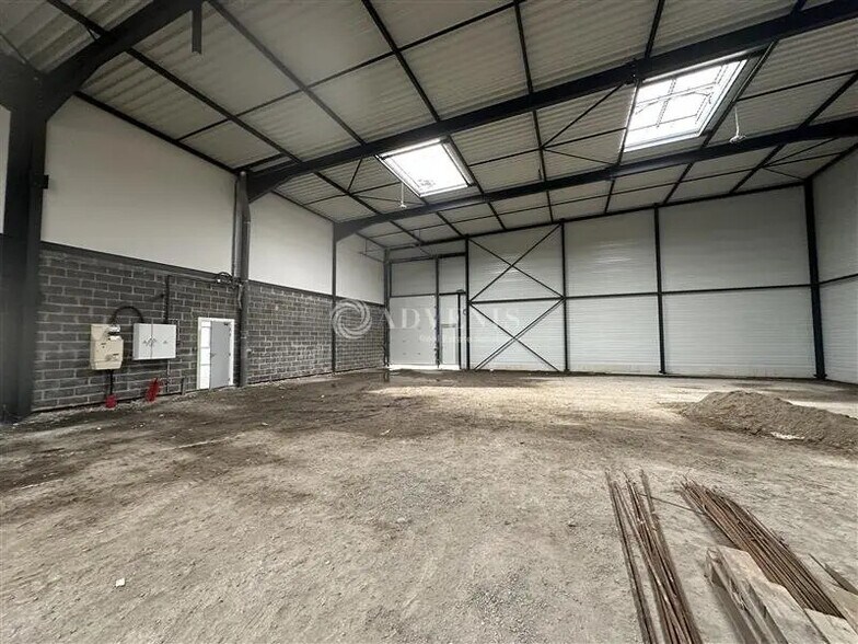 Flex in Tourcoing for lease - Interior Photo - Image 2 of 11