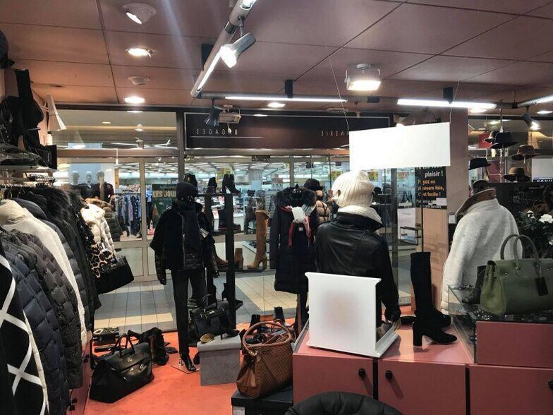 17-19 Rue Noël Ballay, Chartres for lease - Building Photo - Image 2 of 12