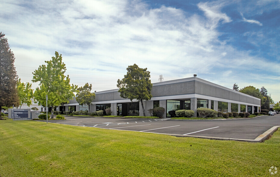 402-426 S Hillview Dr, Milpitas, CA for lease - Building Photo - Image 1 of 6