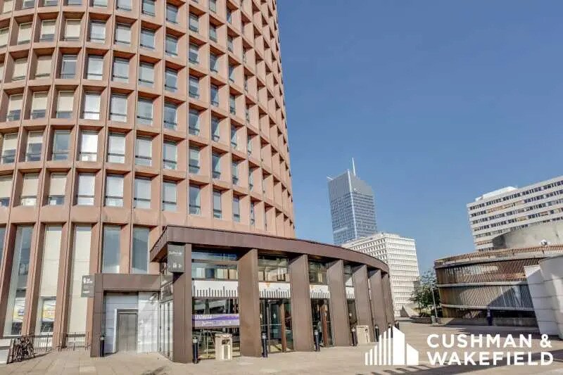 Office in Lyon for lease - Building Photo - Image 2 of 18