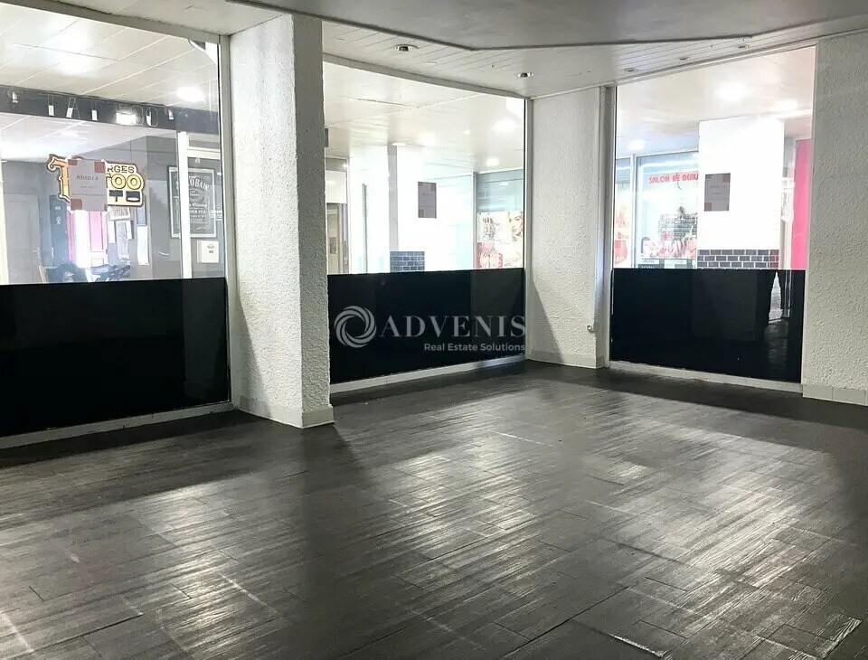 Retail in Bourges for lease Interior Photo- Image 1 of 5