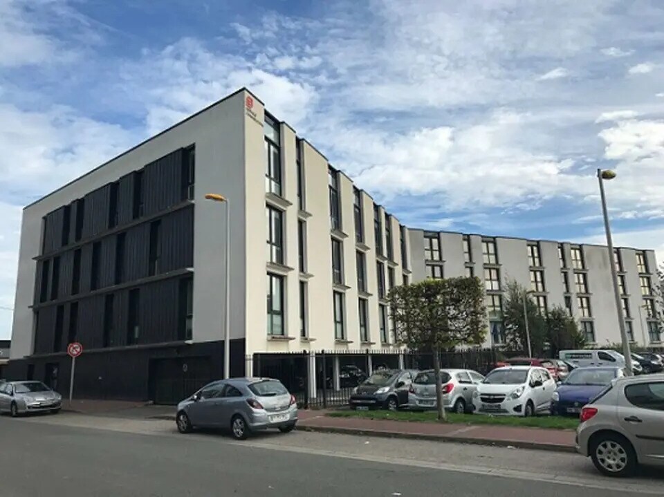 Office in Calais for lease Building Photo- Image 1 of 4