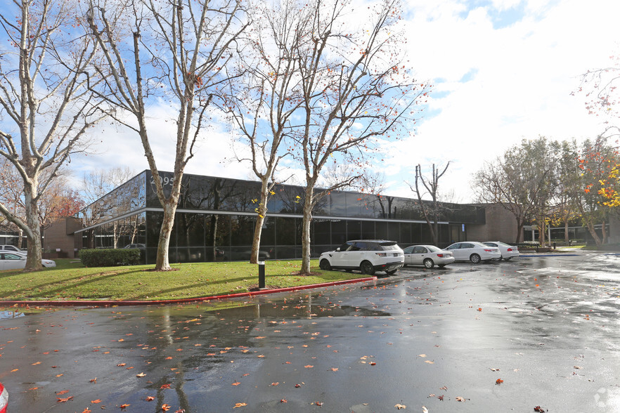 20950 Warner Center Ln, Woodland Hills, CA for lease - Building Photo - Image 1 of 4