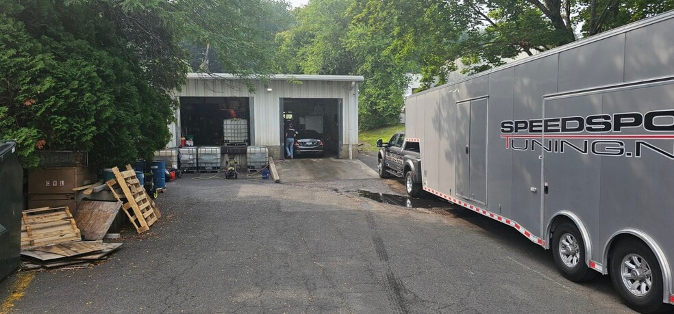 50-52 Miry Brook Rd, Danbury, CT for lease - Building Photo - Image 2 of 8