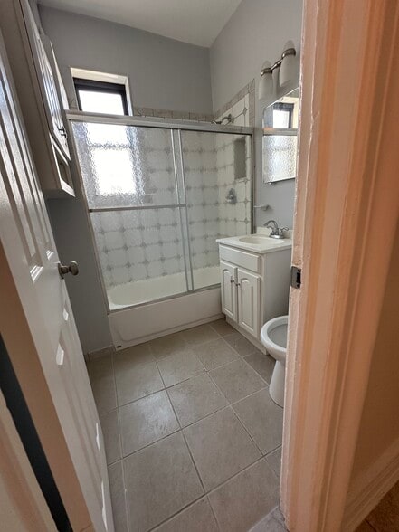 596 Wyona St, Brooklyn, NY for sale - Interior Photo - Image 3 of 6