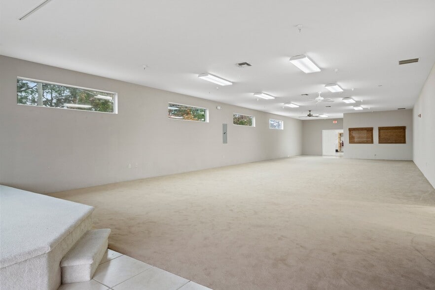 5141 Mariner Blvd, Spring Hill, FL for lease - Interior Photo - Image 3 of 19