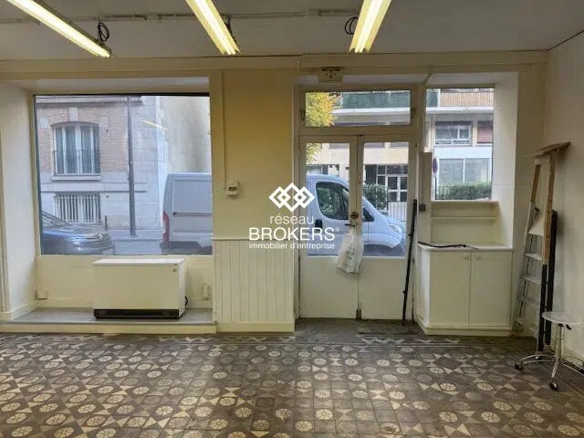 Retail in Paris for sale Building Photo- Image 1 of 1