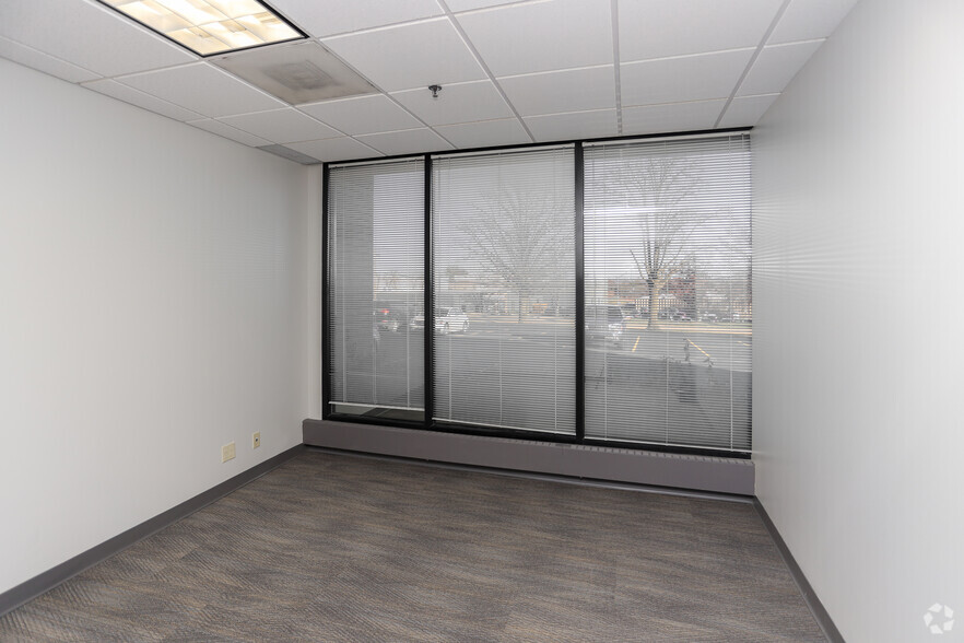 2055 Craigshire Rd, Saint Louis, MO for lease - Interior Photo - Image 3 of 26