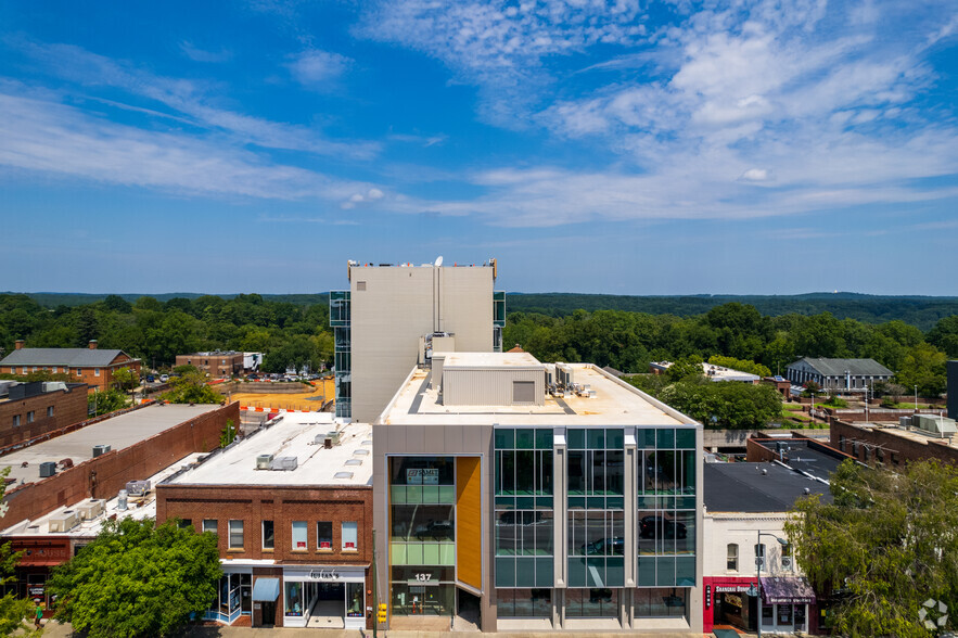 137 E Franklin St, Chapel Hill, NC for lease - Building Photo - Image 3 of 12