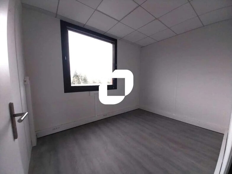 Office in Montigny-le-Bretonneux for sale - Interior Photo - Image 3 of 9