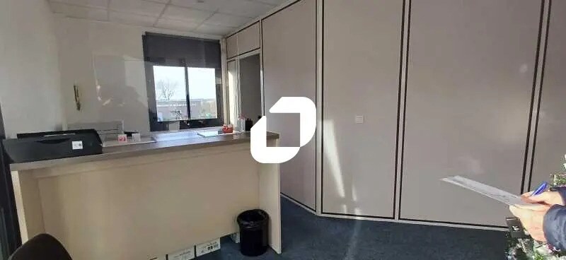 Office in Aubergenville for lease - Interior Photo - Image 2 of 6