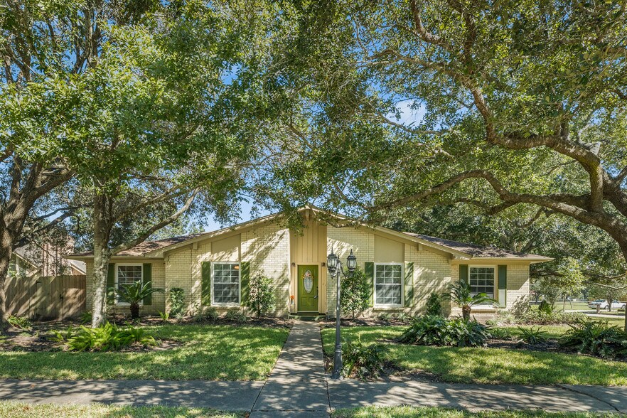 2416 Chelmsford Ct, Alvin, TX 77511