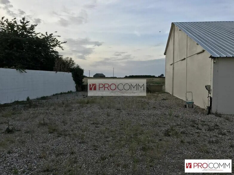 Retail in Vitray-en-Beauce for lease - Building Photo - Image 2 of 3