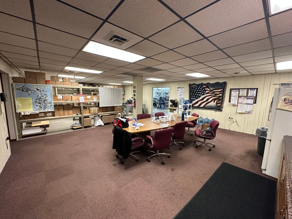 1616 Construction Dr, Kalamazoo, MI 49048