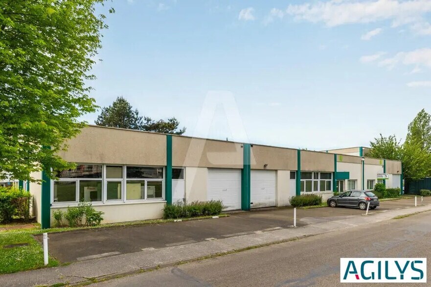 Office in Trappes for lease - Building Photo - Image 3 of 4