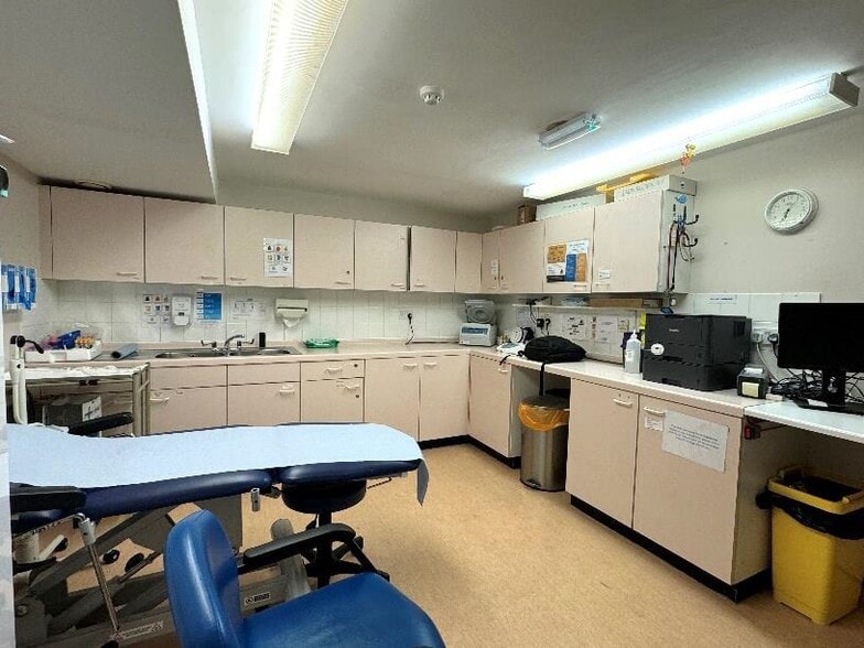 2 Den Crescent, Teignmouth for sale - Interior Photo - Image 3 of 12