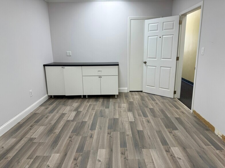 44 Atlantic Ave, Lynbrook, NY for lease - Building Photo - Image 2 of 7