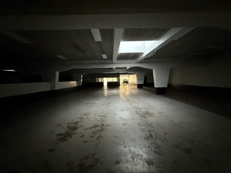 Retail in Marseille for lease - Building Photo - Image 2 of 6